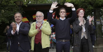 Desde la izquierda, Joan Mesquida, Fernando Savater, Albert Rivera y Maite Pagazaurtundúa, tras finalizar el mitin en Errenteria (Gizpuzkoa).