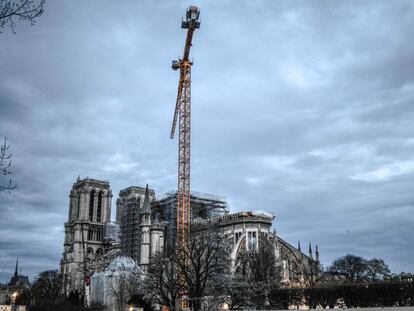 La grúa gigantesca que debe desmontar el andamiaje dañado de Notre Dame