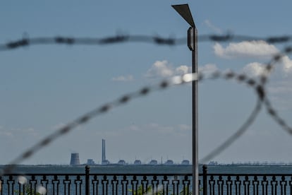 La central nuclear de Zaporiyia vista desde la ciudad de Nikopol.