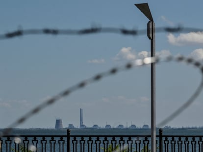 La central nuclear de Zaporiyia vista desde la ciudad de Nikopol.