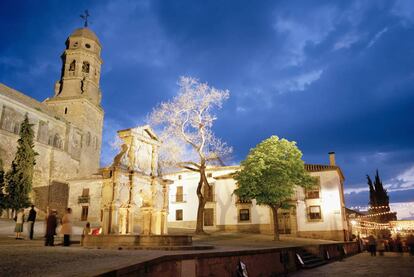 Levemente inclinada para subrayar el poder de la catedral de esta ciudad –construida sobre la desaparecida mezquita aljama–, la plaza está presidida por la fuente de Santa María, mandada construir por el Concejo en 1564 para conmemorar la traída de las aguas. Tras la conquista cristiana en la primera mitad del siglo XIII, el oratorio de la catedral fue consagrado como iglesia.