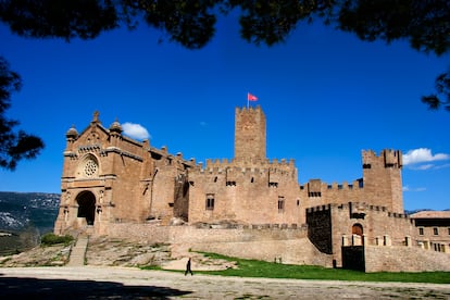 El Castillo de Javier, una fortaleza originaria del siglo X y reconstruida a finales del siglo XIX, fue el hogar de nacimiento San Francisco (de) Javier.