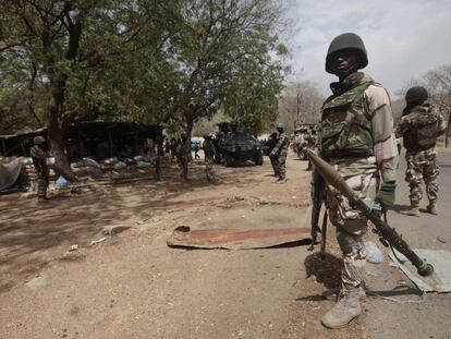 Soldados nigerianos en un control en Gwoza.