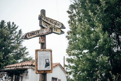 Carteles cerca de la que fue la casa del padre Silva, fundador de la Ciudad de los Muchachos.