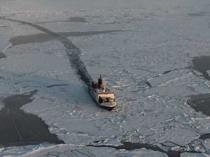 El rompehielos 'Polarstern' emprende el regreso hacia las islas Svalbard.