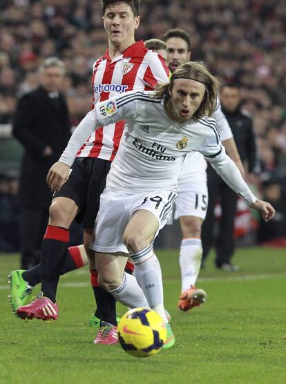 Modric golpea el balón ante Ander Herrera.