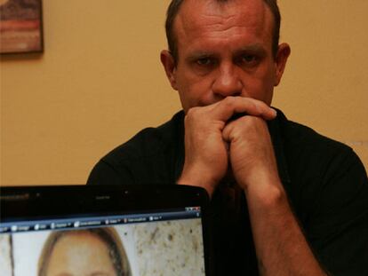 Javier Romero, junto a la foto de su hija Carmen, que falleció tres años después de que la dispararan.