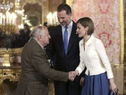 Goytisolo, con los Reyes, en el almuerzo de la víspera del Cervantes.
