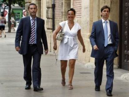 Dos peritos de Hacienda a su llegada al Tribunal Superior de Valencia para declarar.