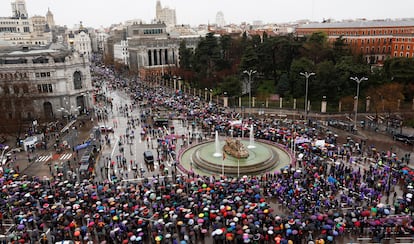 Centenares de personas a su paso por la Cibeles durante la marcha del 8M en Madrid.
