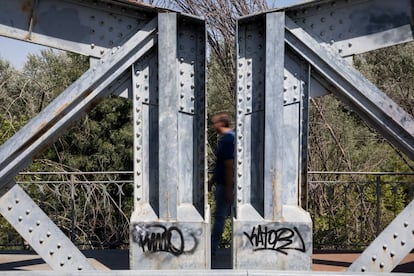 Vigas y remaches del puente colgante de Arganda del Rey que se convirtió en un importante objetivo en la Guerra Civil.