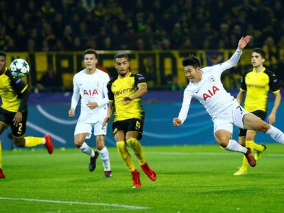 Son Heung-min, del Tottenham, remata a gol durante el partido en Dortmund.