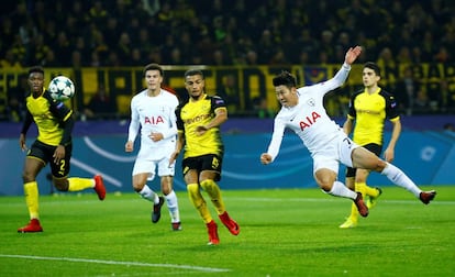 Son Heung-min, del Tottenham, remata a gol durante el partido en Dortmund.