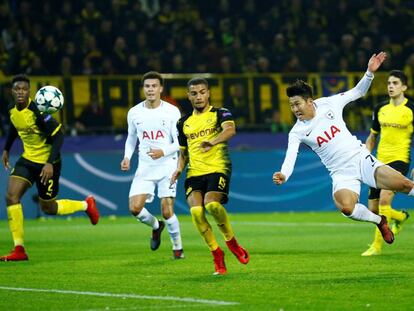 Son Heung-min, del Tottenham, remata a gol durante el partido en Dortmund.