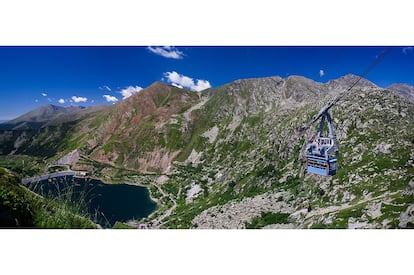 La Vall Fosca es uno de los parajes mejor conservados del Pallars Jussá, en el Pirineo de Lérida, y entre los atractivos más interesantes de este valle de pueblos románicos se encuentra el teleférico que asciende desde el lago de Sallente (1.770 metros), hasta el lago Estany Gento (2.154 metros). Desde las inmediaciones del lago se pueden hacer paseos por una veintena de pequeños ibones y lagunas glaciares que rodean la cabecera del río Flamisell, en la periferia del parque nacional de Aigüestortes y Estany de Sant Maurici.