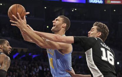 Brook Lopez lanza obstaculizado por Pau Gasol.