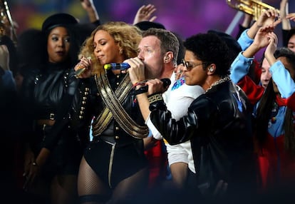 Beyoncé, Chris Martin y, a la derecha, Bruno Mars.