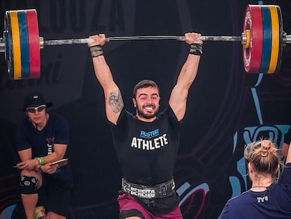 Fabian Beneito hace un jerk durante una prueba del Wodapalooza de Miami.