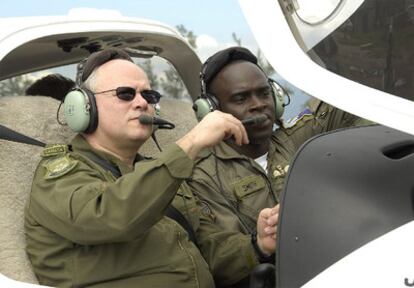 El general canadiense Charles Bouchard (izq.) en una fotografía tomada en diciembre de 2006