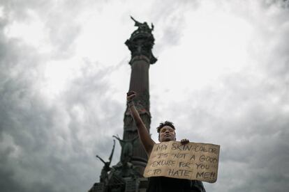 Manifestació antiracista a l'estàtua de Colom el 14 de juny.