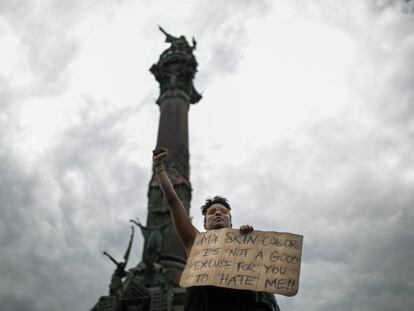 Manifestació antiracista a l'estàtua de Colom el 14 de juny.