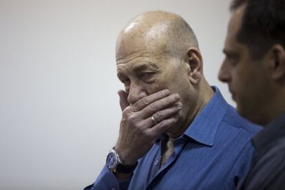 Ehud Olmert en el tribunal de Jerusalén este lunes.