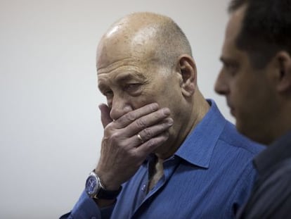 Ehud Olmert en el tribunal de Jerusalén este lunes.