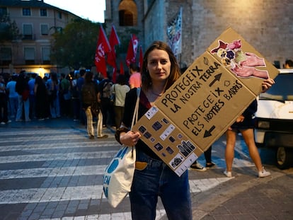 Luz Bellod (33 años, Valencia) con una pancarta durante la manifestación por el derecho a la vivienda celebrada este sábado en Valencia.