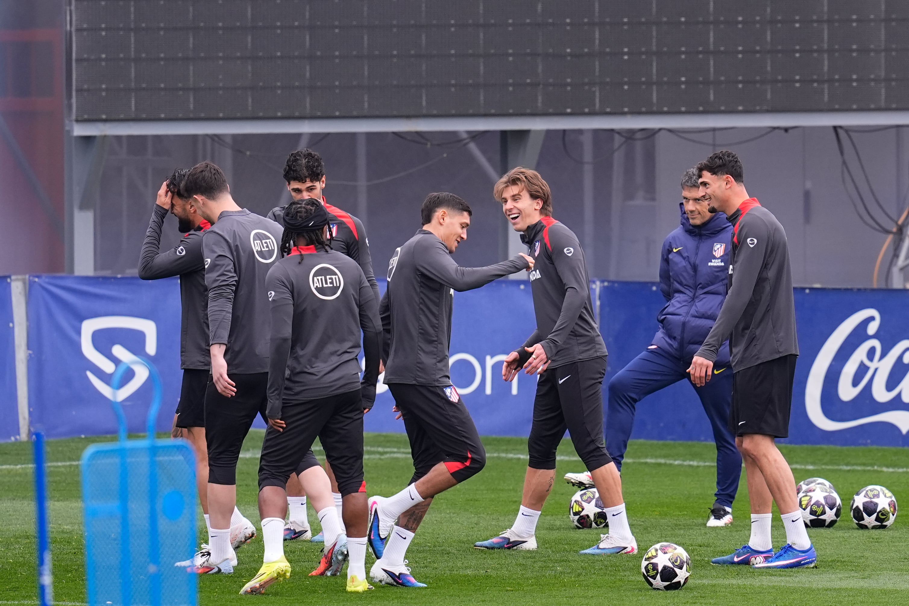 La sonrisa de Pablo Barrios, que regresa ante el Tottenham, es la de Simeone