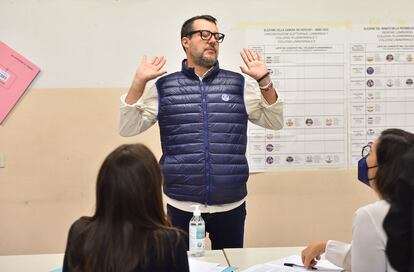 El líder del partido de la Liga, Matteo Salvini, tras votar en un colegio electoral en Milán. Las autoridades electorales italianas han informado de que la participación a mediodía en las elecciones legislativas de este domingo alcanzaba el 19,21% tras cinco horas de votación. Esta cifra es casi la misma que en 2018, cuando hubo una participación del 19,24%.