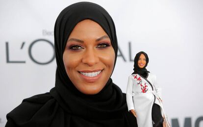 La esgrimista Ibtihaj Muhammad con su Barbie, la primera muñeca de Mattel que lleva hiyab.