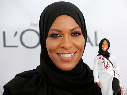 La esgrimista Ibtihaj Muhammad con su Barbie, la primera mu&ntilde;eca de Mattel que lleva hiyab.