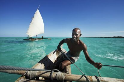 Solo con subir a bordo y desplegar las velas se pueden vivir algunas de las más emocionantes experiencias viajeras, como surcar las aguas del Índico a bordo de un tradicional 'dhow', en la isla de Zanzibar (Tanzania).