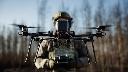 Un militar ucranio prueba un dron en Donetsk.