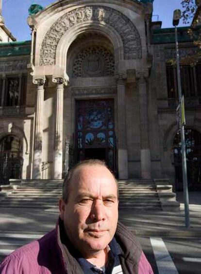 Ahmed Tommouhi, ante el Palacio de Justicia de Barcelona.