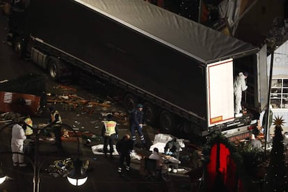 Agentes de la policía investigan junto al camión que irrumpió en el recinto del mercadillo navideño en Berlín (Alemania).