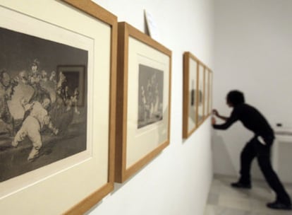 Los nuevos grabados de Goya prestados por el museo del Prado, ayer en la sala uno del museo Reina Sofía.