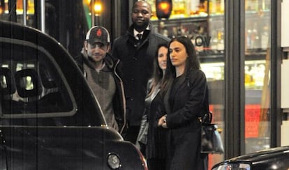 Bradley Cooper e Irina Shayk, saliendo de un restaurante en Londres.