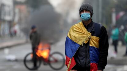 Protesto contra aumento de impostos de serviços públicos, combustível, salários e pensões em Bogotá, junho de 2021.