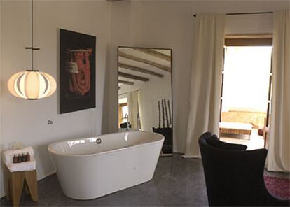 Una de las habitaciones, con una lámpara de Coderch a la izquierda.