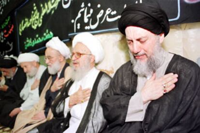 Muhamed Baqr al Hakim, líder del principal grupo chií de Irak (a la derecha), llora durante un funeral celebrado ayer en Qom (Irán).