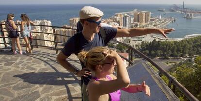 Varios turistas observan la costa desde el mirador de Gibralfaro (Málaga).