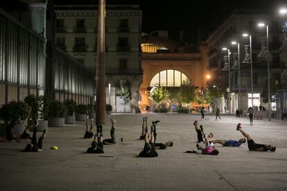 Un grupo de personas entrenan frente al Born en Barcelona.  Foto: Massimiliano Minocri