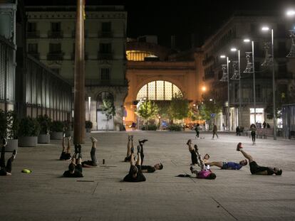 Un grupo de personas entrenan frente al Born en Barcelona.  Foto: Massimiliano Minocri