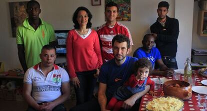 Roberto Borda (con su hija) y Cuca Sánchez, junto a varios inmigrantes irregulares a los que en algún momento han alojado en su casa de Madrid.