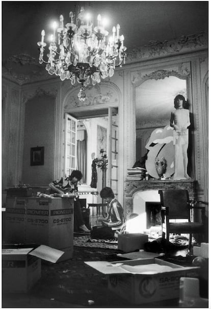 Keith Richards (esquerda) e Mick Jagger (direita) na grande sala da Villa, 1971. 