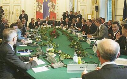 La delegación serbia y la kosovar, sentados en la mesa de negociación en la sede de la Cancillería en Viena.