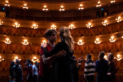 Los bailarines invitados María Eva Prediger y Rodrigo Colomba, ensayan sobre el escenario la obra `Romance del diablo' de Ana María Stekelman en el Teatro Colón.