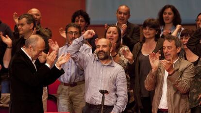 Rego, en el centro, levanta el pu&ntilde;o con Francisco Rodr&iacute;guez a su derecha.