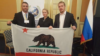 El representante de Yes California Independence Campaign (izquierda), Louis J. Marinelli, con organizadores del foro en una imagen de su cuenta de Twitter. 